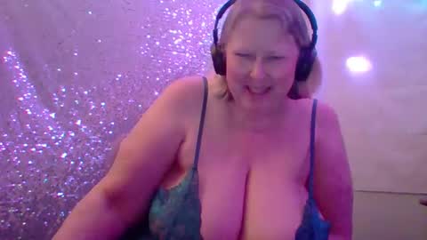 Snapshot of ivyjane3522 chatting on 05-09-26, 05:23 ivyjane3522 online show from 05-09-26, 05:23