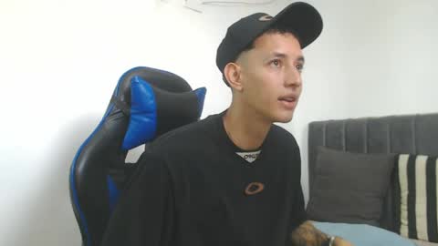 Hi guys im new 3 online show from 06-04-26, 06:58