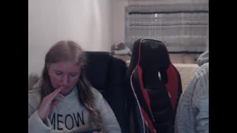 Snapshot of jenisandpeter chatting on 03-12-26, 07:31 JenisAndPeter online show from 03-12-26, 07:31