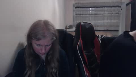 Snapshot of jenisandpeter chatting on 03-20-26, 07:19 JenisAndPeter online show from 03-20-26, 07:19