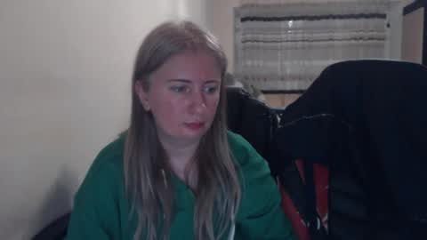 Snapshot of jenisandpeter chatting on 03-25-26, 07:20 JenisAndPeter online show from 03-25-26, 07:20