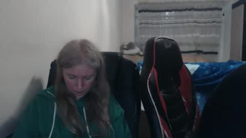 Snapshot of jenisandpeter chatting on 03-26-26, 07:30 JenisAndPeter online show from 03-26-26, 07:30