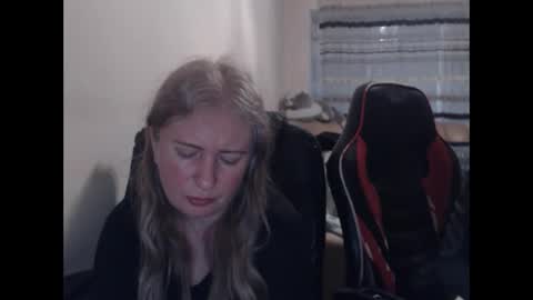 Snapshot of jenisandpeter chatting on 04-05-26, 06:05 JenisAndPeter online show from 04-05-26, 06:05