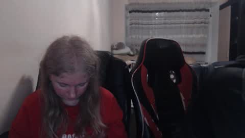 Snapshot of jenisandpeter chatting on 04-07-26, 06:19 JenisAndPeter online show from 04-07-26, 06:19