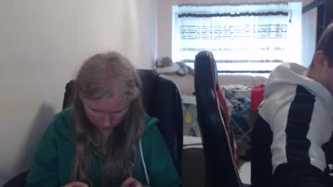 Snapshot of jenisandpeter chatting on 04-14-26, 05:19 JenisAndPeter online show from 04-14-26, 05:19