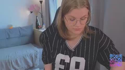 Snapshot of jess0e9 chatting on 06-20-26, 02:42 JessieVibes online show from 06-20-26, 02:42