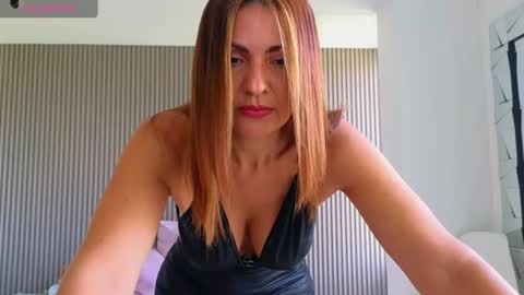 Snapshot of jessey_adams chatting on 06-18-26, 04:22 bella adams online show from 06-18-26, 04:22