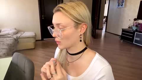 I am Gina ntmu Lets hit 10 Thumbs Up together online show from 03-19-26, 10:41