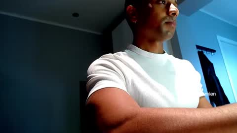 Snapshot of jimi_damien chatting on 06-11-26, 04:38 JD online show from 06-11-26, 04:38