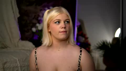 Josephine online show from 05-12-26, 03:42