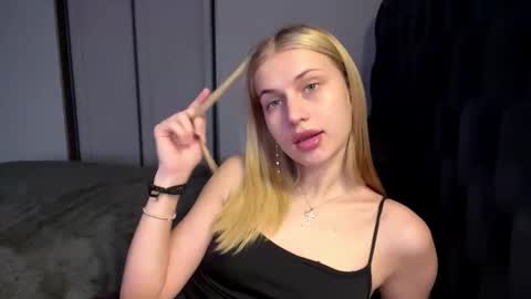 Lola online show from 03-25-26, 11:05