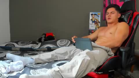 julian_wallace1 online show from 05-21-26, 05:09