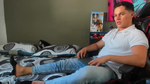 julian_wallace1 online show from 05-22-26, 08:36