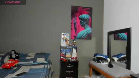 julian_wallace1 online show from 05-27-26, 10:18