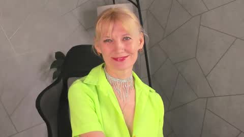 Julie Lucasss online show from 05-06-26, 12:30