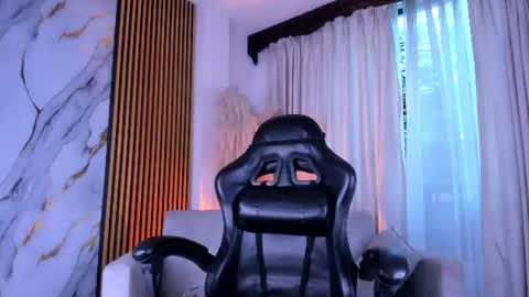 Snapshot of juliensaint_ chatting on 06-28-26, 11:27 Julien online show from 06-28-26, 11:27