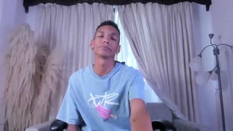 Snapshot of juliensaint_ chatting on 07-02-26, 12:11 Julien online show from 07-02-26, 12:11