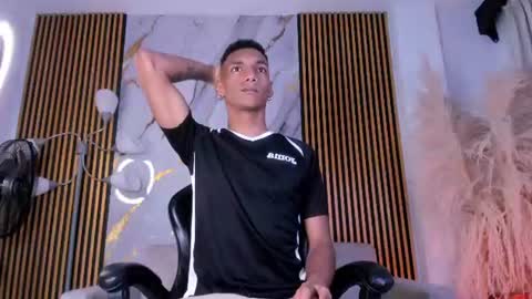 Snapshot of juliensaint_ chatting on 07-16-26, 11:49 Julien online show from 07-16-26, 11:49
