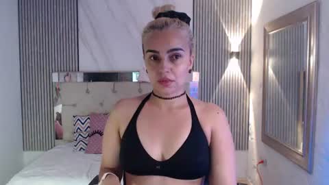 Snapshot of julieta__fox_ chatting on 06-12-26, 07:02 julieta__fox_ online show from 06-12-26, 07:02