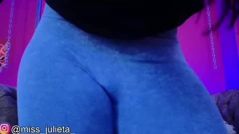 Snapshot of julieta_russell chatting on 05-12-26, 12:13 Julieta online show from 05-12-26, 12:13