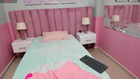 Snapshot of kattycurvy4u chatting on 02-21-25, 12:06 katty online show from 02-21-25, 12:06