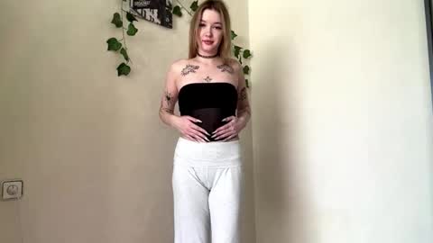 Snapshot of kenafetner chatting on 06-04-26, 11:05 Mia online show from 06-04-26, 11:05