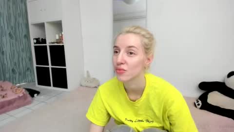 Snapshot of kenziedawton chatting on 06-21-26, 01:46 Kenzie online show from 06-21-26, 01:46