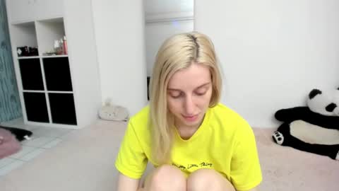 Snapshot of kenziedawton chatting on 06-28-26, 01:39 Kenzie online show from 06-28-26, 01:39