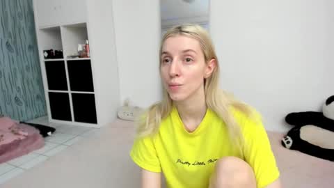 Snapshot of kenziedawton chatting on 07-05-26, 01:40 Kenzie online show from 07-05-26, 01:40
