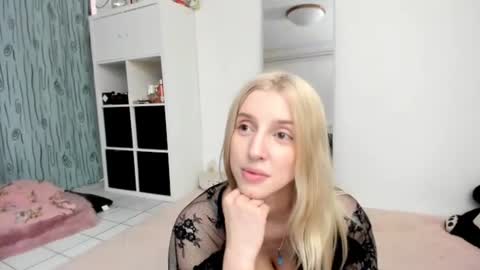 Snapshot of kenziedawton chatting on 07-13-26, 12:41 Kenzie online show from 07-13-26, 12:41