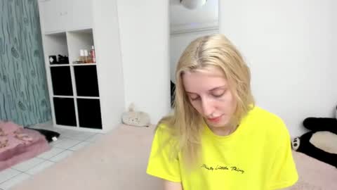 Snapshot of kenziedawton chatting on 07-19-26, 01:48 Kenzie online show from 07-19-26, 01:48