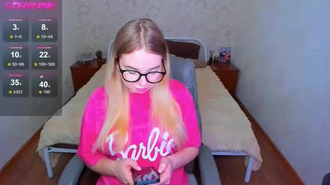 Snapshot of kim_girl_next_door chatting on 03-05-26, 10:22 KIM online show from 03-05-26, 10:22