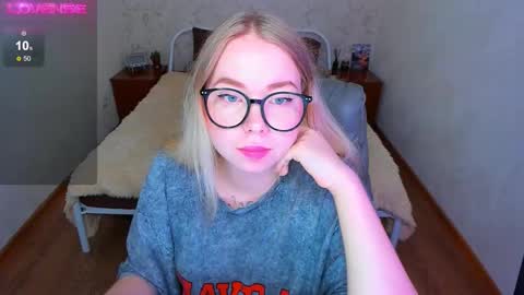 Snapshot of kim_girl_next_door chatting on 03-09-26, 12:09 KIM online show from 03-09-26, 12:09
