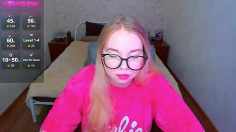 Snapshot of kim_girl_next_door chatting on 03-15-26, 11:49 KIM online show from 03-15-26, 11:49