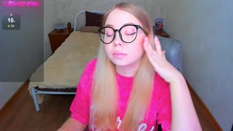 Snapshot of kim_girl_next_door chatting on 03-21-26, 11:48 KIM online show from 03-21-26, 11:48