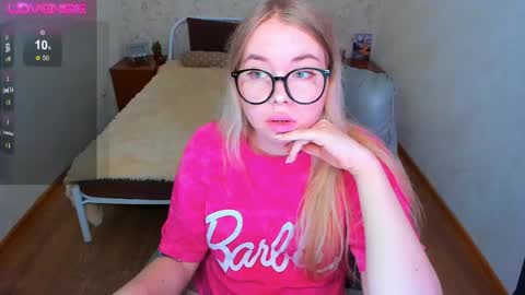 Snapshot of kim_girl_next_door chatting on 03-23-26, 01:37 KIM online show from 03-23-26, 01:37