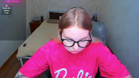 Snapshot of kim_girl_next_door chatting on 04-05-26, 12:46 KIM online show from 04-05-26, 12:46