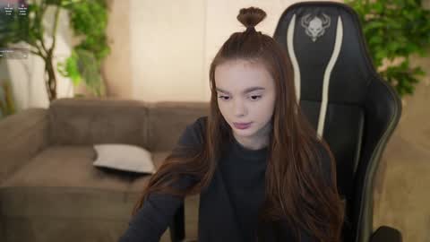 Snapshot of kira0541 chatting on 12-13-25, 07:42 Sweet girls online show from 12-13-25, 07:42