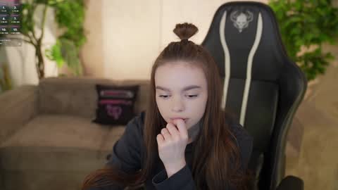 Snapshot of kira0541 chatting on 12-13-25, 07:53 Sweet girls online show from 12-13-25, 07:53