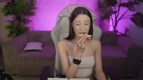 Snapshot of kira0541 chatting on 04-13-26, 08:14 Sweet girls online show from 04-13-26, 08:14