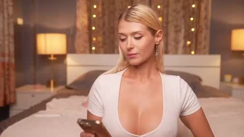 Snapshot of kirabl00m chatting on 06-20-26, 03:15 kira bloom online show from 06-20-26, 03:15