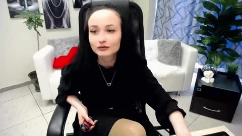 Louise online show from 04-19-26, 08:46