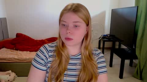 Jennyblonde and Emmabrunette online show from 05-08-26, 11:37