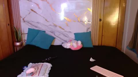 Snapshot of kittycatw chatting on 04-18-26, 07:01 LAURA help me reach 100likes online show from 04-18-26, 07:01