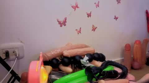 Snapshot of kittyroses chatting on 06-30-26, 01:39 Kitty online show from 06-30-26, 01:39