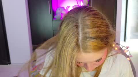 K I T T  Y  online show from 05-24-26, 02:33