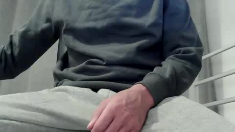 kiwibulge123 online show from 04-01-26, 07:42