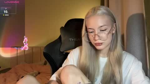 Snapshot of kvetapin chatting on 06-04-26, 11:00 Bella and Alexandra online show from 06-04-26, 11:00