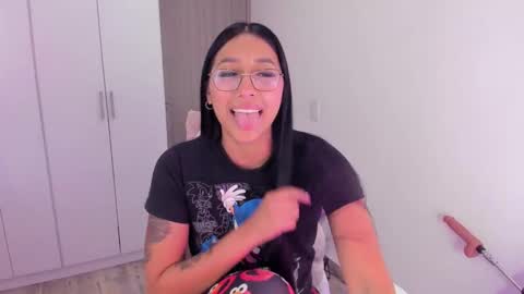 Snapshot of kyy_isa chatting on 02-17-26, 10:45 IG online show from 02-17-26, 10:45