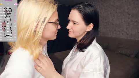 Violet and Isabel online show from 05-18-26, 07:20